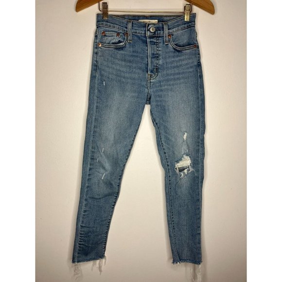 Levis Wedgie Skinny Sz 26 Light Wash Distressed Frayed Hem Button Fly Crop - Picture 1 of 10